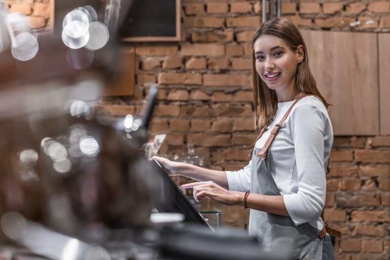 Ponto de venda no celular: como agilizar o atendimento e registrar vendas