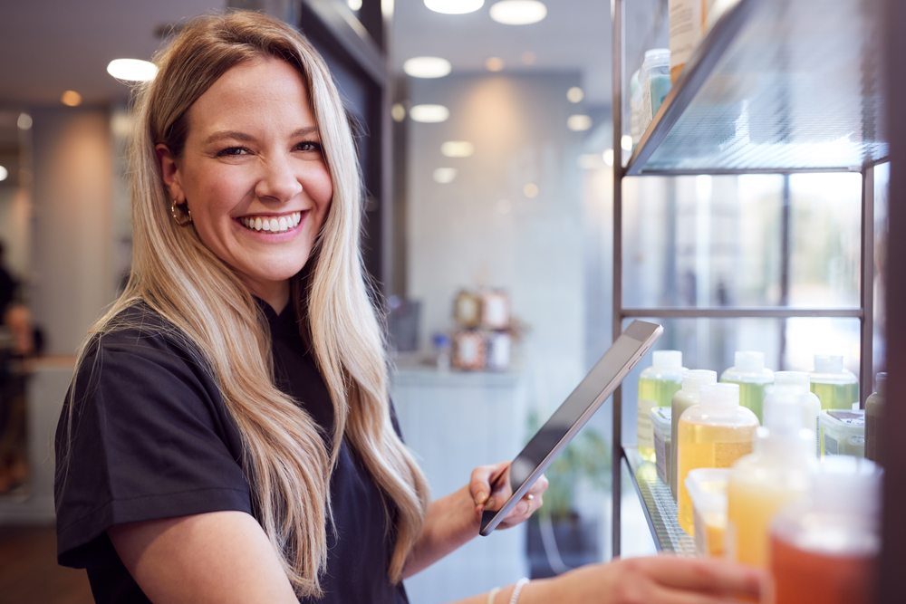 Empreendedora verificando o estoque de cosméticos no seu negócio.