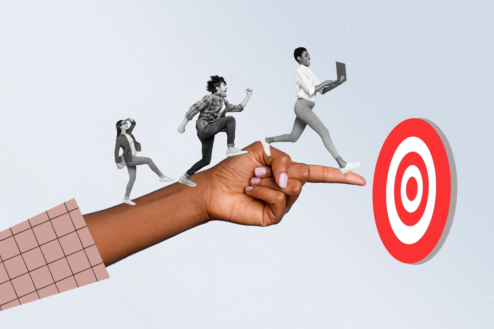 Três pessoas correndo em direção a uma meta de vendas, simbolizada por um alvo vermelho, representando foco e progresso no planejamento comercial.