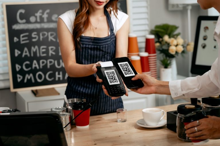 Pagamento por QR Code em cafeteria, facilitando a experiência do cliente no ponto de venda.