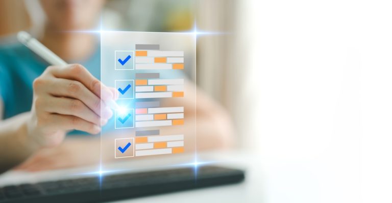 Pessoa marcando tarefas concluídas em checklist digital, representando organização e produtividade.