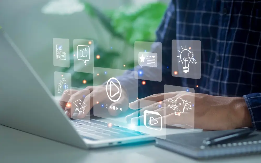 Pessoa digitando em notebook com ícones digitais flutuantes representando o uso de IA na gestão de pequenos negócios.