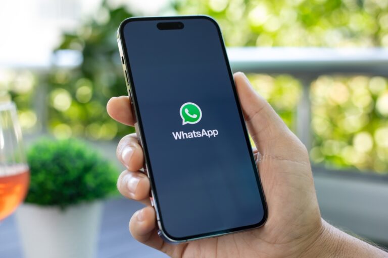 Pessoa segurando celular com WhatsApp aberto, simbolizando vendas pelo aplicativo