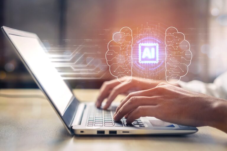 Pessoa utilizando um notebook enquanto gráficos digitais e um ícone de IA aparecem na tela, representando o uso da inteligência artificial nas vendas.
