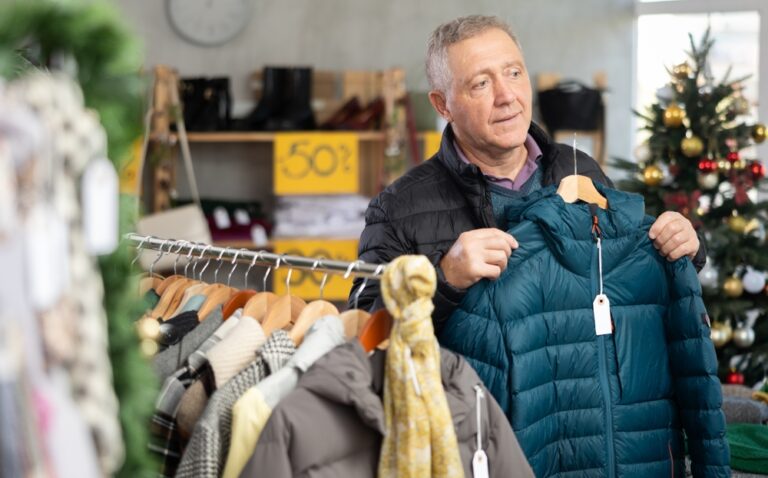 Empreendedor analisando produtos em loja durante a baixa de vendas em janeiro após o período de fim de ano