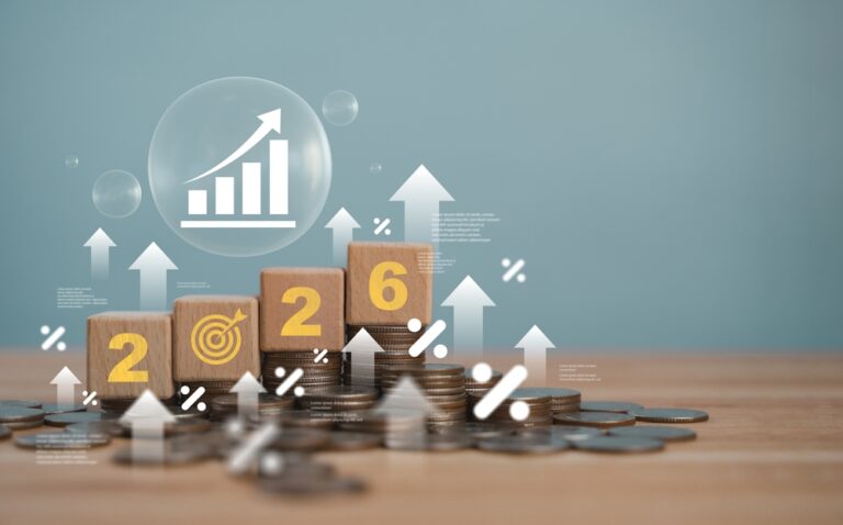 Plano de crescimento para pequenos negócios, representado por moedas empilhadas e blocos numerados indicando evolução financeira e aumento de resultados.