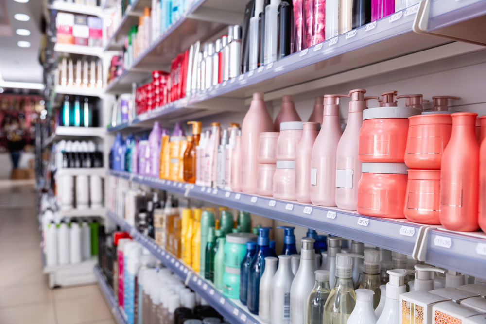 Prateleiras organizadas com produtos de uma loja de cosméticos, ilustrando como montar loja de cosméticos do zero com planejamento e variedade de itens.