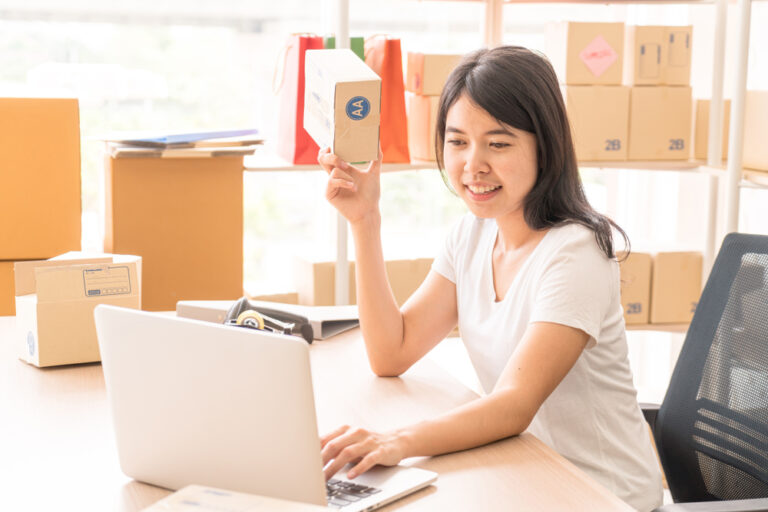 Empreendedora organizando pedidos e produtos enquanto aprende como montar um negócio online estruturado
