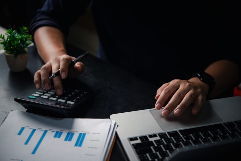 Planejamento mensal do negócio com análise de vendas, controle financeiro e organização estratégica antes de virar o mês