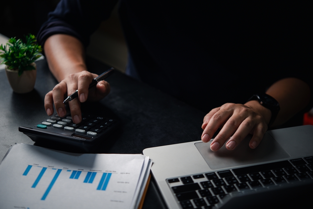 Planejamento mensal do negócio com análise de vendas, controle financeiro e organização estratégica antes de virar o mês